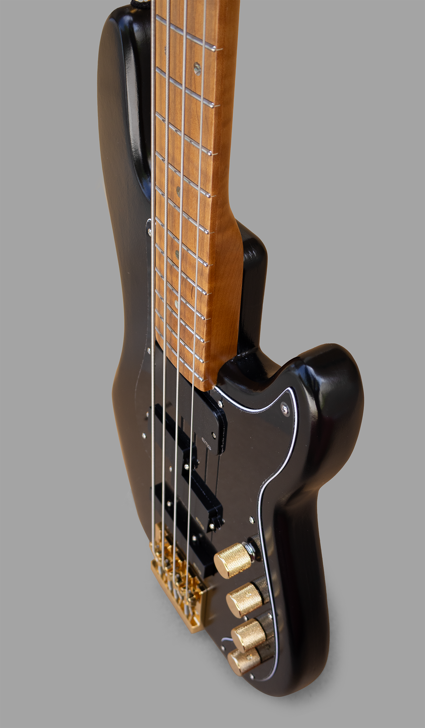 Thunderhorse 4 - Black and Gold - McGrath Guitars
