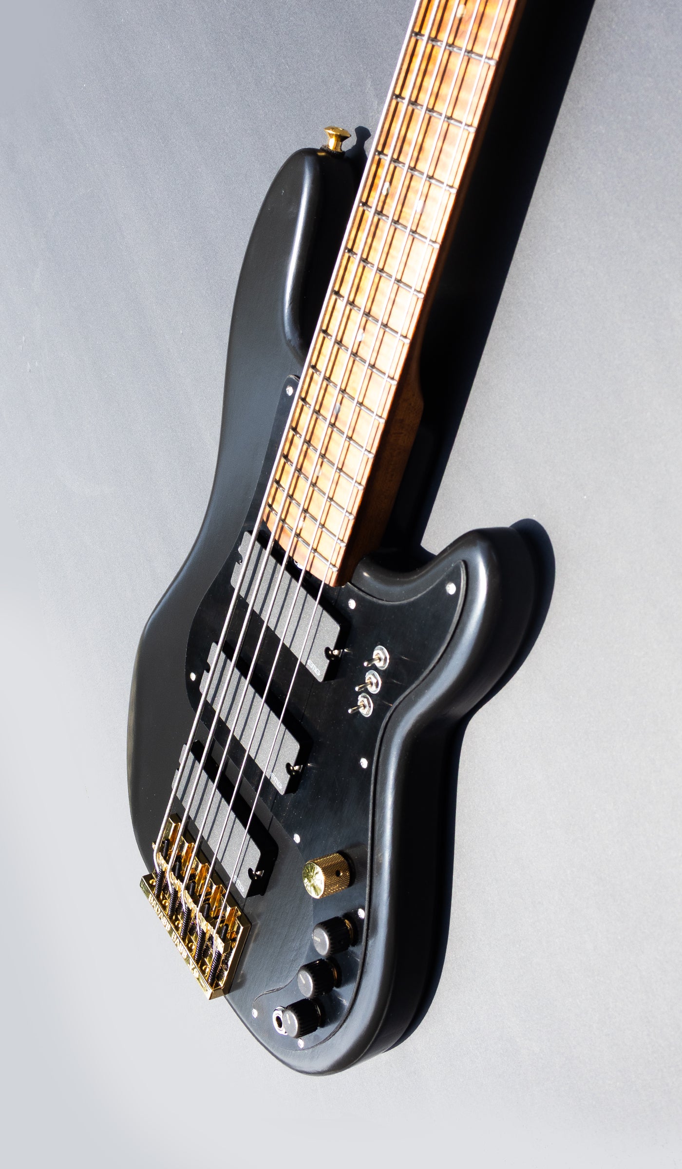 Thunderhorse V - Black and Gold - McGrath Guitars