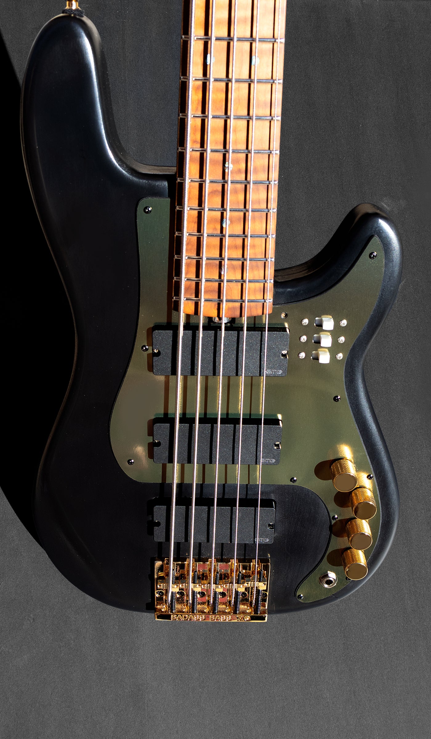 マクグラス・サンダーホース - 5弦ベース - 黒と金 (Namm 2026)
