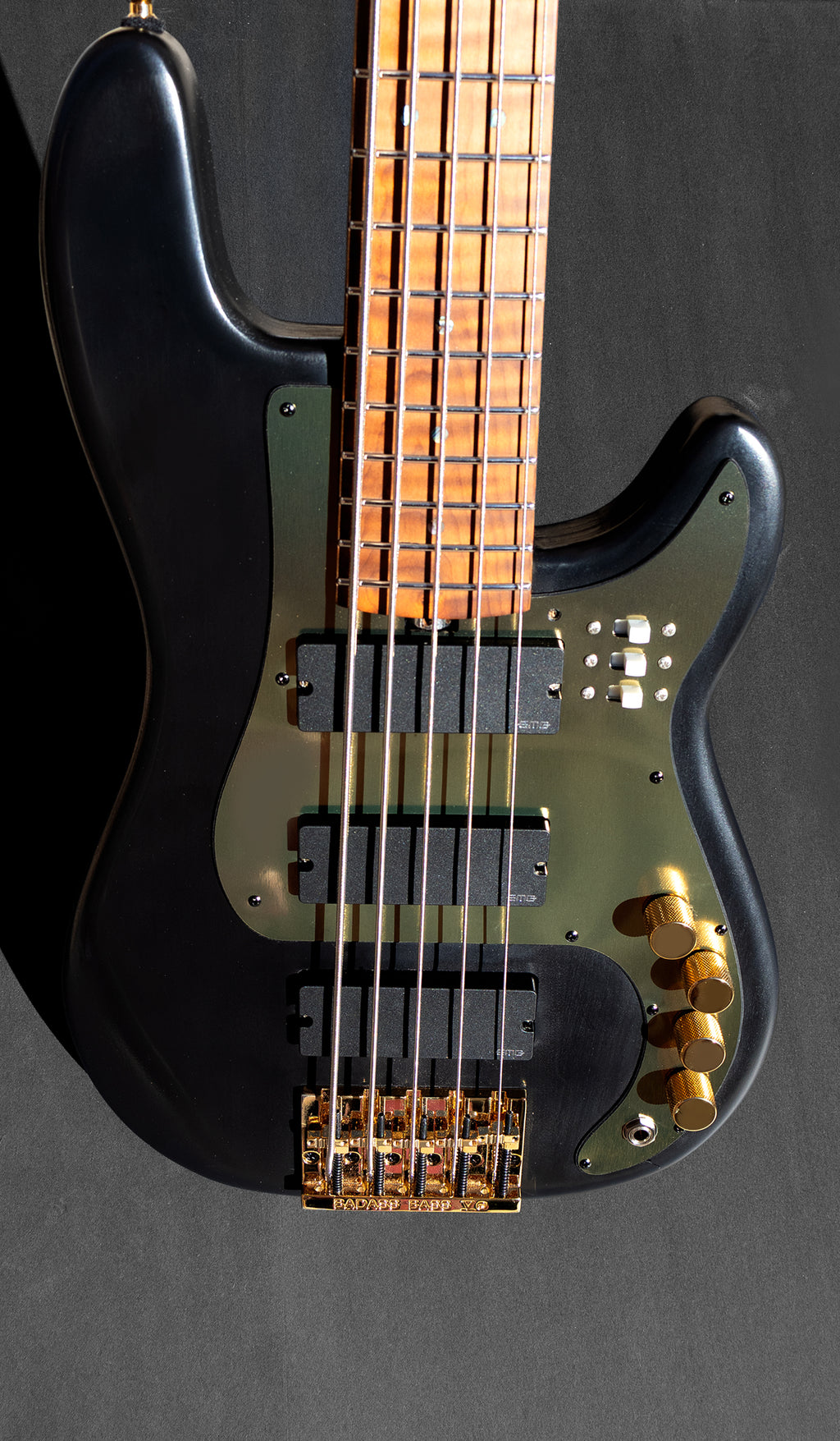 Thunderhorse V - Black and Gold - McGrath Guitars