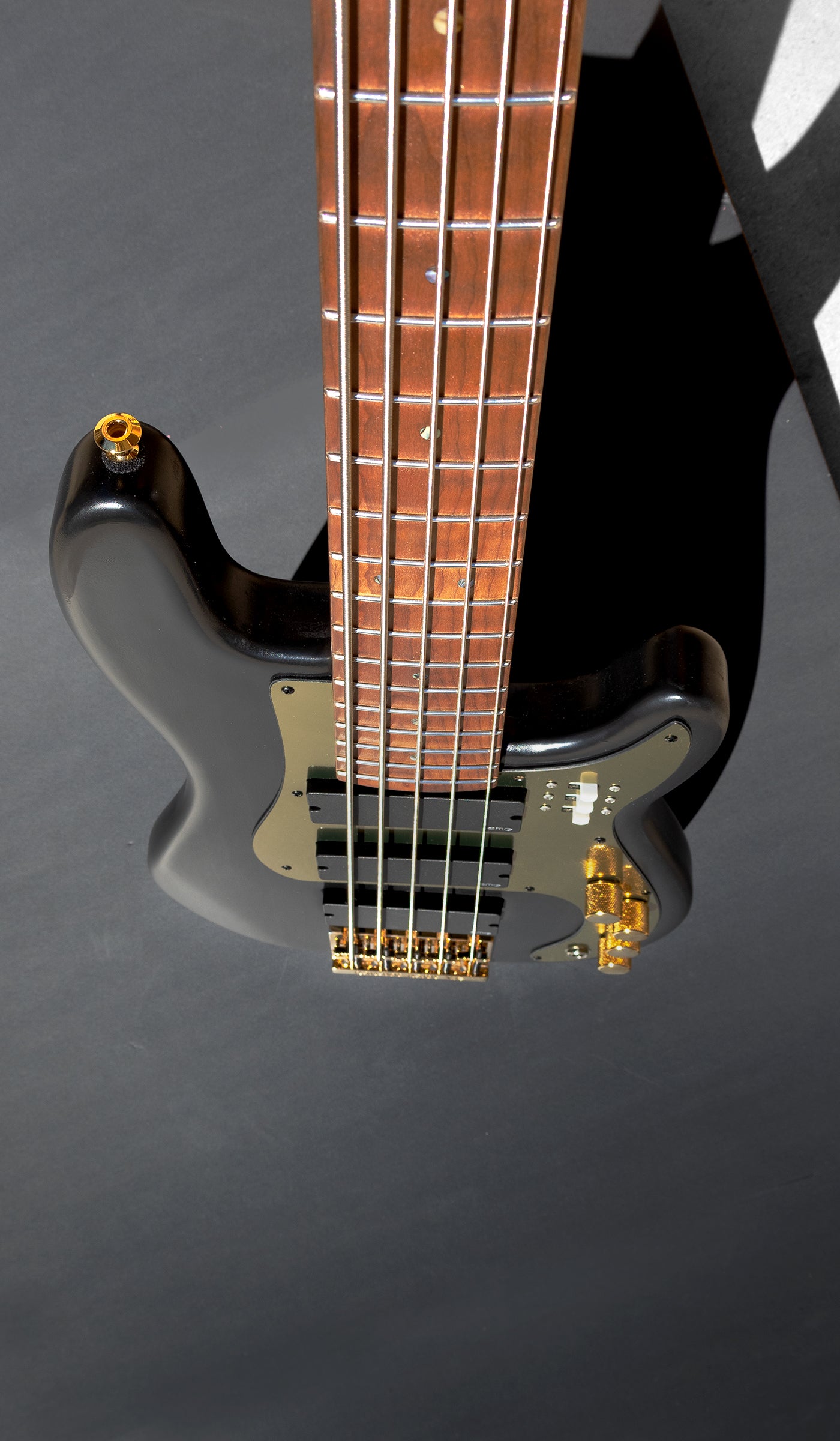 マクグラス・サンダーホース - 5弦ベース - 黒と金 (Namm 2026)