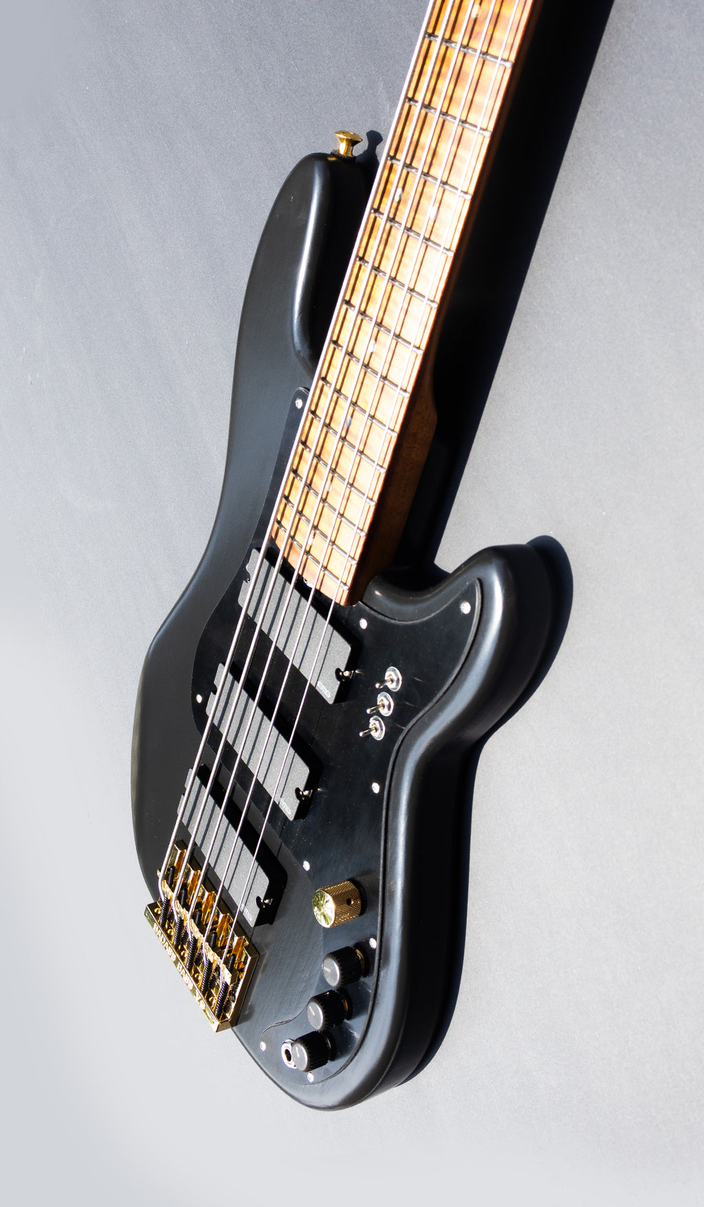 Thunderhorse V - Black and Gold - McGrath Guitars