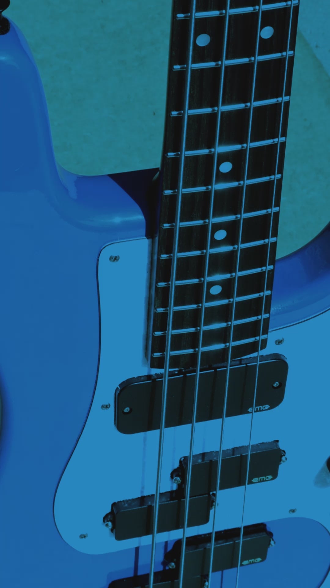 voodoo_Blue_bass_vert_70f901f4-e306-4a4c-ae58-69e515bd1c48

